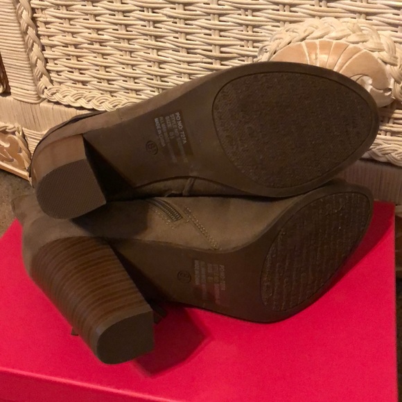 Breckelle’s tan faux suede open toe high heel western fringe booties - Picture 9 of 10